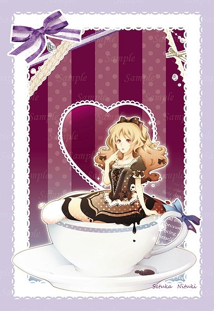 カプチーノカップの中に座る縞模様ドレスの女性のポストカードイラスト