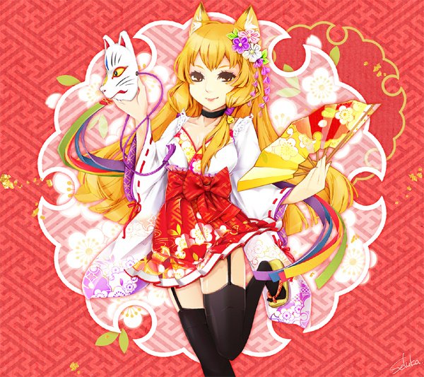狐の面を手にした金髪の少女が赤い和柄の着物姿で扇を広げる構図